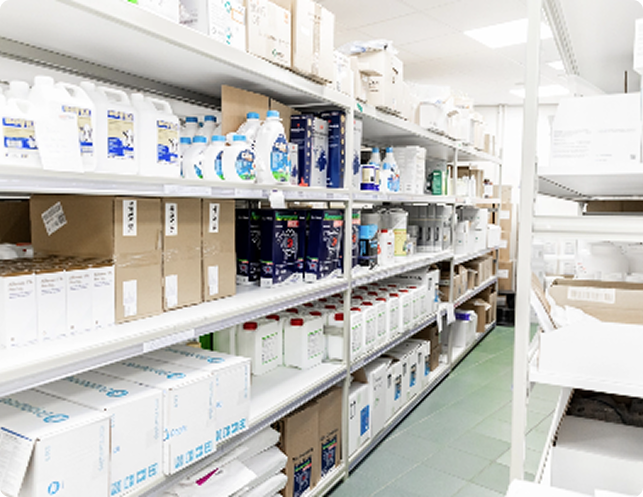Schappen met medicijnen en producten in de apotheek van adVee Dierenartsen