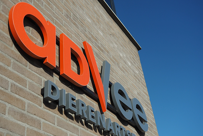 Logo van Dierenartsenpraktijk adVee Dierenartsen op de muur van het bedrijfspand