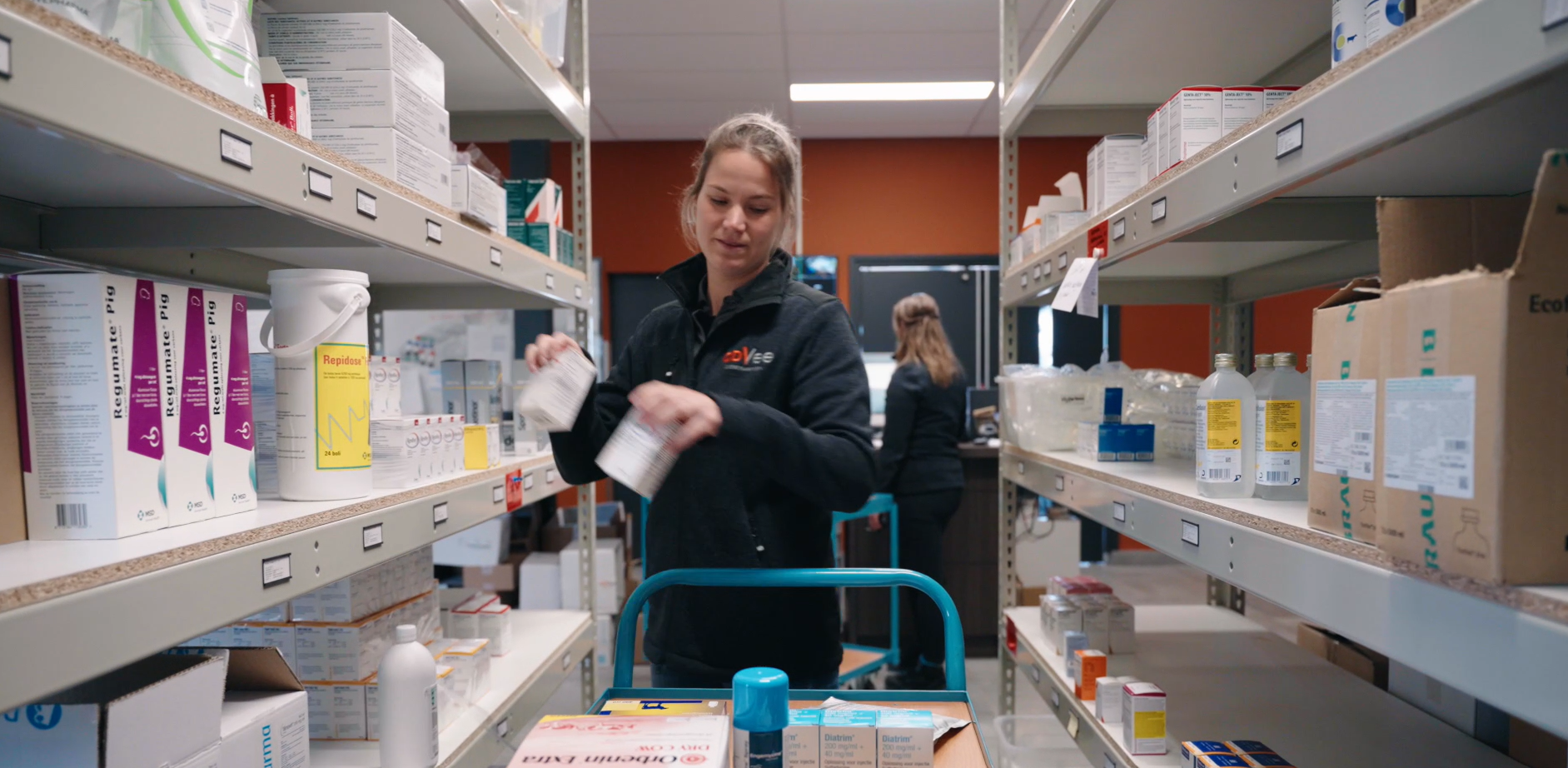 Medewerker van adVee Dierenartsen aan het werk in de apotheek